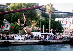 Antalya’da iptal edilen yağlı direk bayrak yarışması renkli görüntülere sahne oldu