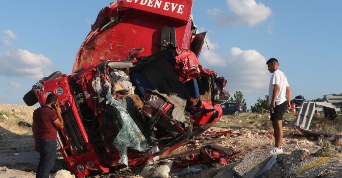 Mersin’de nakliye kamyonu kaza yaptı: 4 ölü