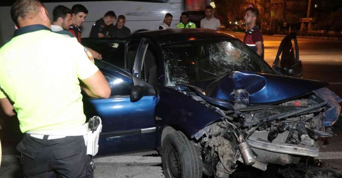 Sinyalizasyon direğine çarpan otomobil sürücüsü hayatını kaybetti