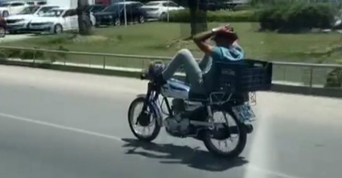 Motosikletle tehlikeli yolculuk