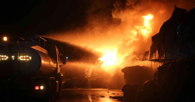 Geri dönüşüm tesisinde yangına müdahale sürüyor