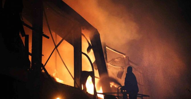 Geri dönüşüm tesisindeki yangın kontrol altına alındı