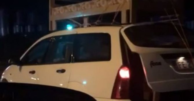 Mobilyaları otomobilin tavanında taşıdılar