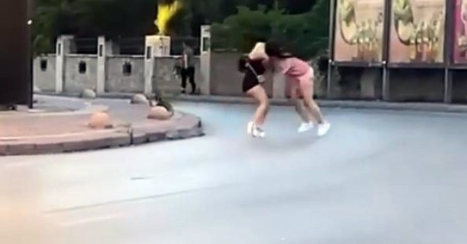 Antalya’da iki kadın cadde ortasında saç saça baş başa birbirine girdi