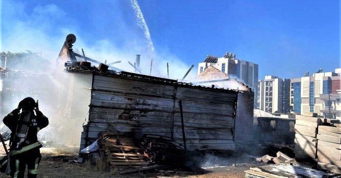 Antalya’da gecekonduyu küle çeviren yangın ekipleri seferber etti