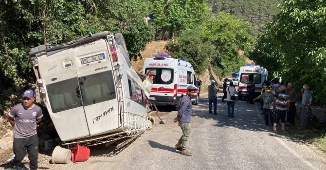 Mersin’de işçi servisi kaza yaptı: 17 yaralı