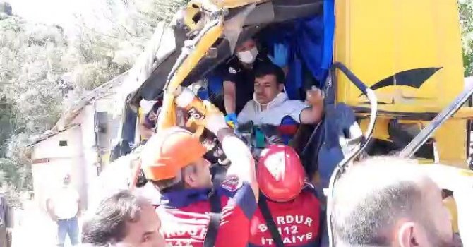 Kamyonet ve tırın karıştığı kazada sürücüler ölümden döndü