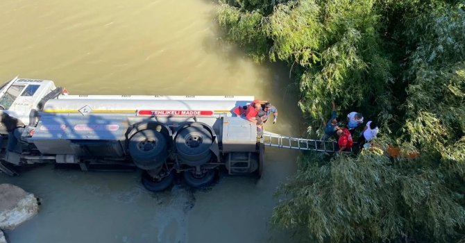 Tanker dereye yuvarlandı, sürücü yaralandı
