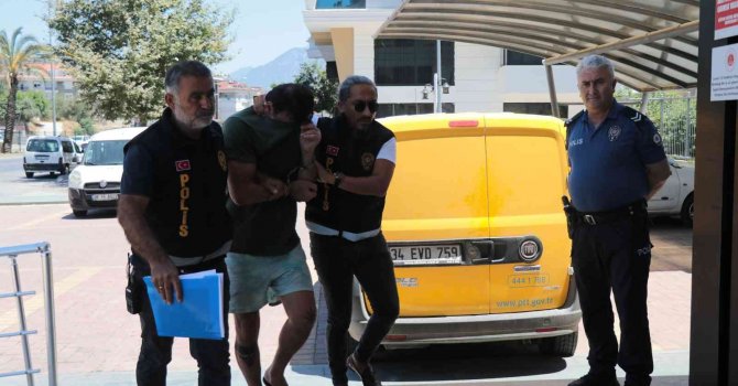 Alacağını istediği eski ortağını boğazını kesen zanlı kaçarken kasadaki parayı da almış