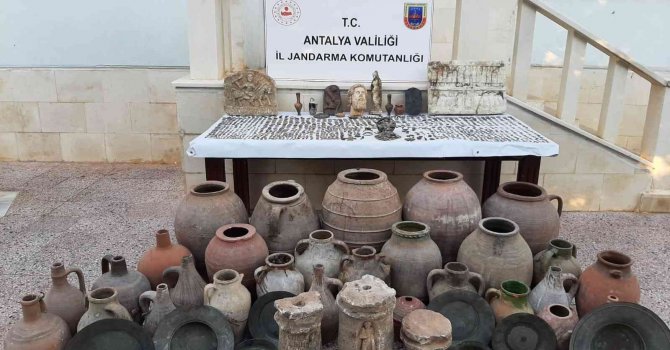 2 bin 713 parça kaçak tarihi eserle evini müzeye çevirdi, jandarmaya yakalandı