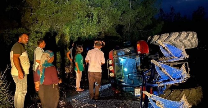 Devrilen traktörün şoförü yaralandı