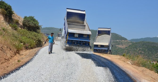 Alanya Yeşilöz’de bozulan yollar asfaltlanıyor