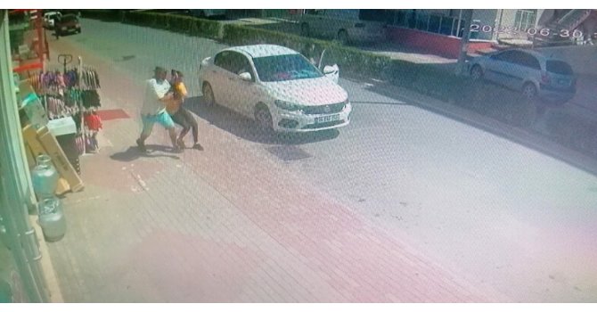 Kaşarları çalıp koşarken engel olmak isteyen mağaza çalışanı kadını sürükledi