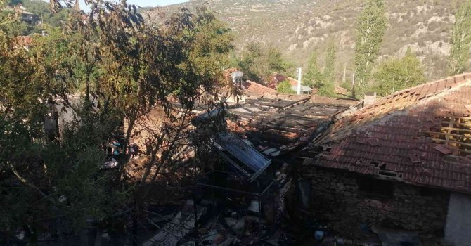 Burdur’da çıkan yangında ev kullanılmaz hale geldi, 1 ev ağır hasar aldı