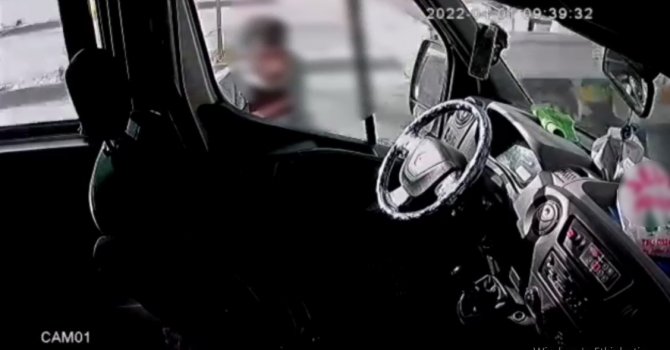 Tereyağından kıl çeker gibi kadının cep telefonunu çantasından çaldı