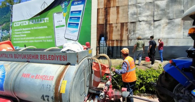 Antalyaspor’un ahşap reklam panosundaki yangın korkuttu
