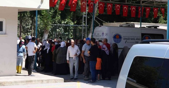Mersin’de cinnet kurbanları toprağa verildi