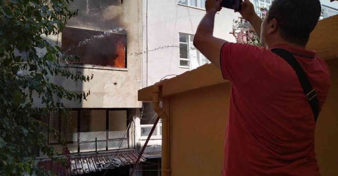 Mersin’de yangın: İki iş yeri ve boş bir ev kullanılamaz hale geldi