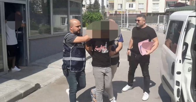 Yolda yürüyen kadının çantasını kapkaç yaptılar, 1 saat sonra yakalandılar