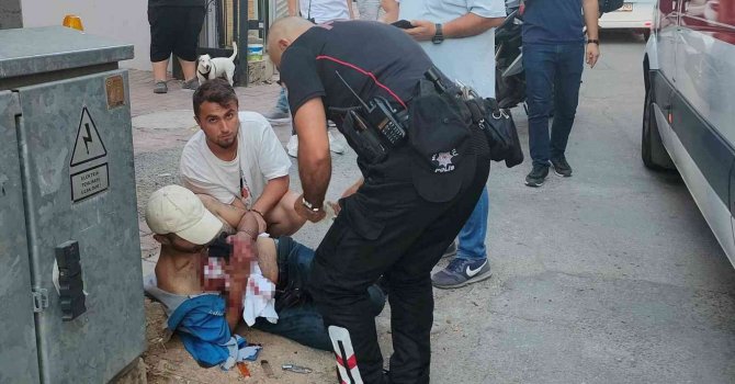 Sokak ortasında göğsünden bıçaklandı, eliyle yarasına tampon yapıp sağlık ekiplerini bekledi