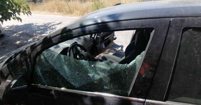 Park halindeki araçların camını kırıp ruhsatını aldılar