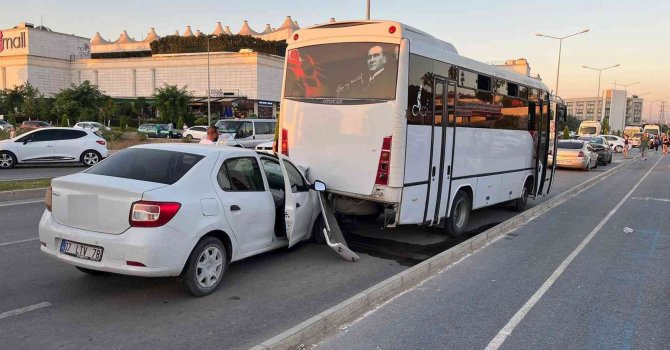 Şehir içi yolcu midibüsüne çarpan aracın sürücüsü yaralandı
