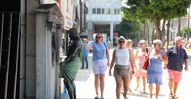 Roma heykelini önce tekmeledi, sonra bezin döküp yaktı