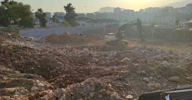 İnşaatın temel kazılarında mağara bulundu