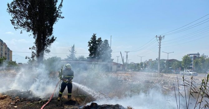 Boş arazide çıkan yangın ekipleri alarma geçirdi