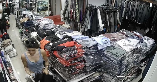Antalya’da turistin butikten kıyafet hırsızlığı kameraya yansıdı
