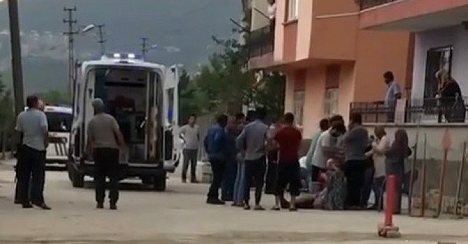 Annesiyle tartışan babasını öldürdü, komşunu yaraladı