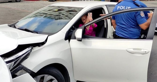 Kaza yapan alkollü kadın turist araçtan inmedi, ikna etmeye çalışan polise direndi