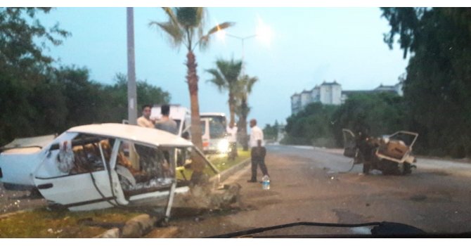 Alkollü sürücünün kullandığı otomobil palmiyeye çarparak ikiye bölündü: 4 yaralı