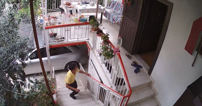 Elini kolunu sallayarak girdi, uyuyan adamın telefonunu ve ayakkabılarını çaldı