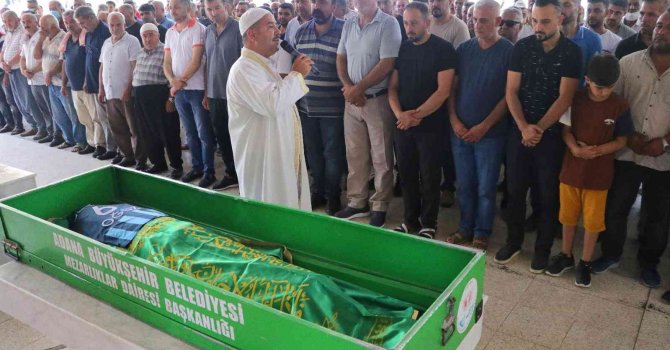 Trafik kazasında ölen 9 yaşındaki futbolcu Oğuz Kaan son yolculuğuna formasıyla uğurlandı