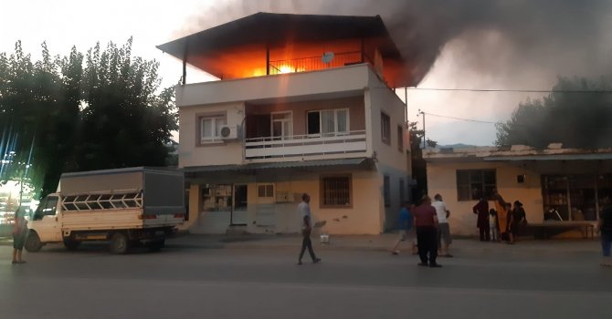 Kozan’da çatı katında yangın