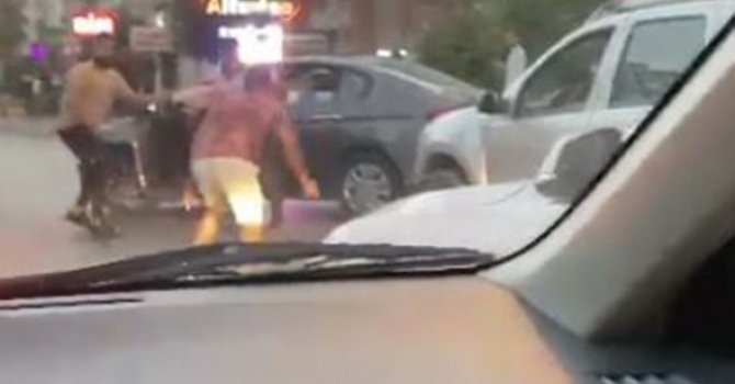 Bıçakla 2 kişiyi kovaladı, yetmedi otomobilin lastiklerini bıçakladı