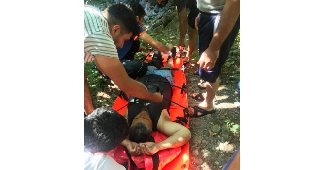 Doğa yürüyüşünde ayağı kırılan adam 4 kilometre sedyeyle taşındı