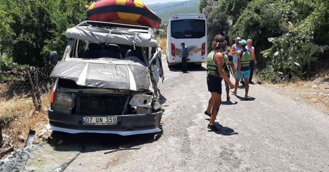 Antalya’da rafting dönüşü kaza: 8 yaralı