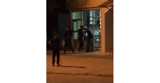 Yaşlı adamı acımasızca dövdü