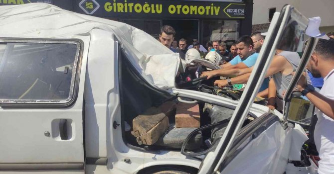 Kaza sonrası araçta sıkışan sürücü için vatandaşlar ve ekipler seferber oldu