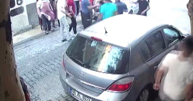 Kavgayı ayıran polis yaralandı, vatandaşlar saldırganları linç etmek istedi