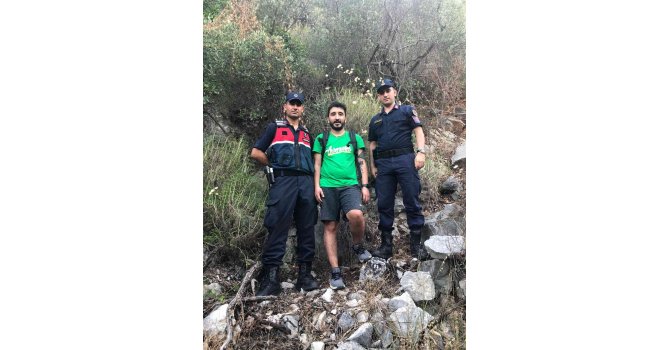 Dağda mahsur kalan adam jandarma ekiplerince kurtarıldı