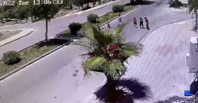 Köpeklerden kaçan 2 çocuğa otomobil çarptı