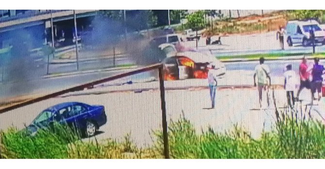 Seyir halinde alev alan otomobilden inip araç yanarken bagajdaki valizleri kurtarmanın derdine düştüler