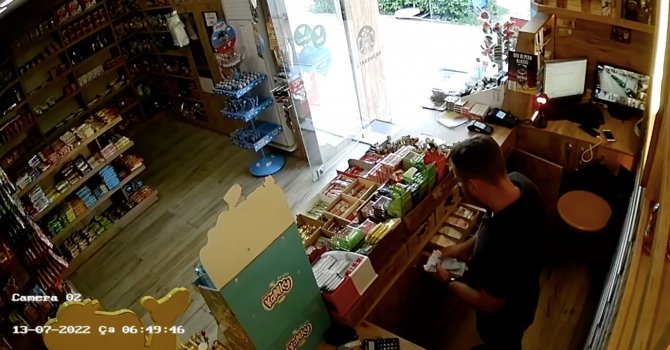 Marketin boş kaldığı dakikaları boş geçmedi kendi iş yeri gibi kasayı boşaltıp gitti
