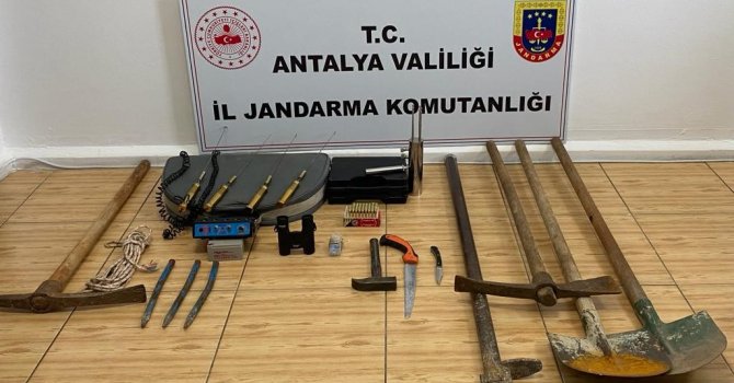 Kaçak kazı yapmaya hazırlanırken devriye gezen jandarmaya yakalandılar