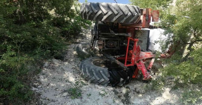 Traktör 50 metrelik yamaçtan yuvalandı, dede ağır yaralandı, torun hayatını kaybetti