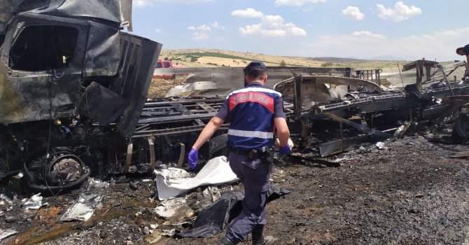 Antalya’da tır ve kamyon çarpıştı: 3 ölü, 1 yaralı