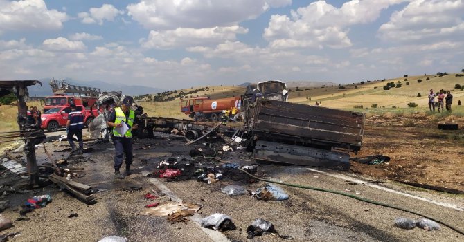 Çarpıştıktan sonra alev alan tır ve kamyon üç kişiye mezar oldu